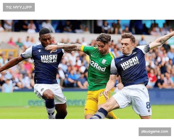 伯恩利防守反击中前锋回接策应 弗莱明泰里克乔治形成连线 伯恩利防守反击中前锋回接策应 弗莱明泰里克乔治形成连线